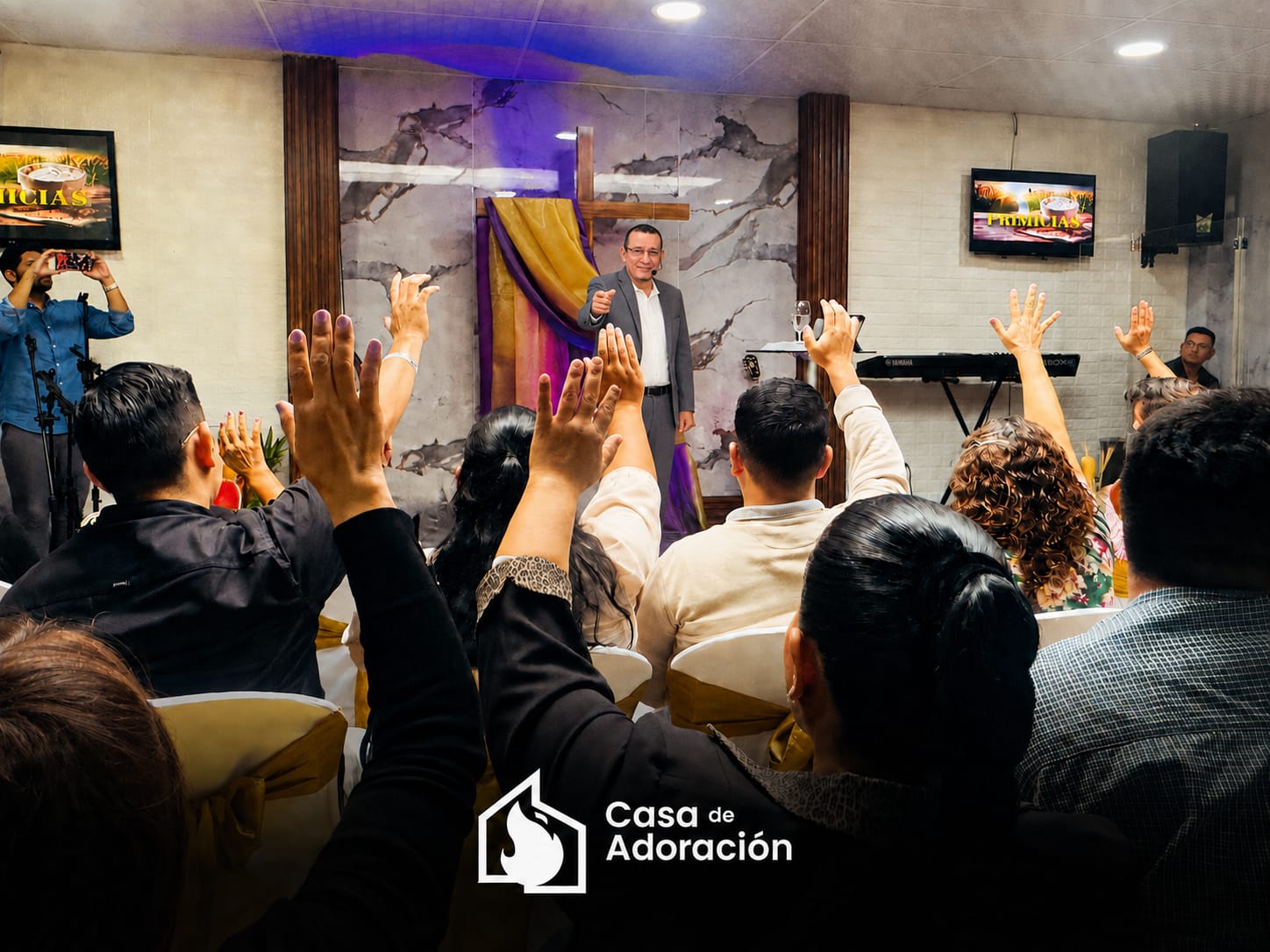 Congregación reunida en Casa de Adoración durante un momento de ministración